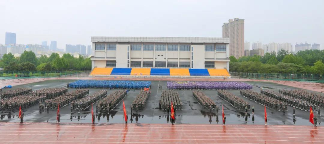 洛阳理工学院2020级学生军训汇报暨总结表彰大会在王城校区东田径场