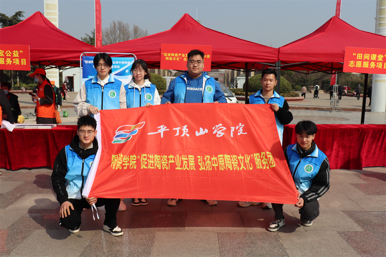 服务团成员合影2