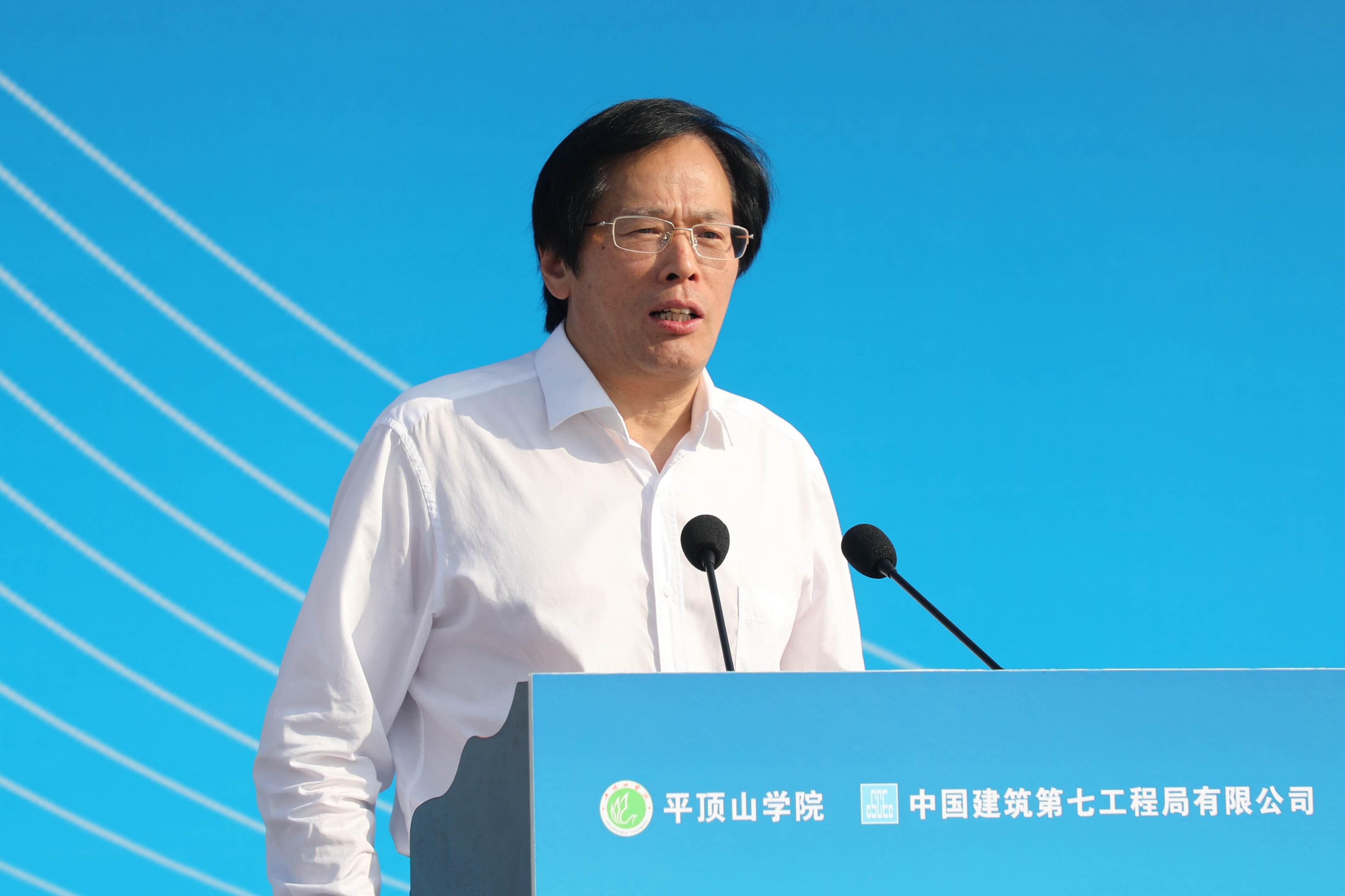 党委书记华小鹏主持活动(摄影陈留彪)