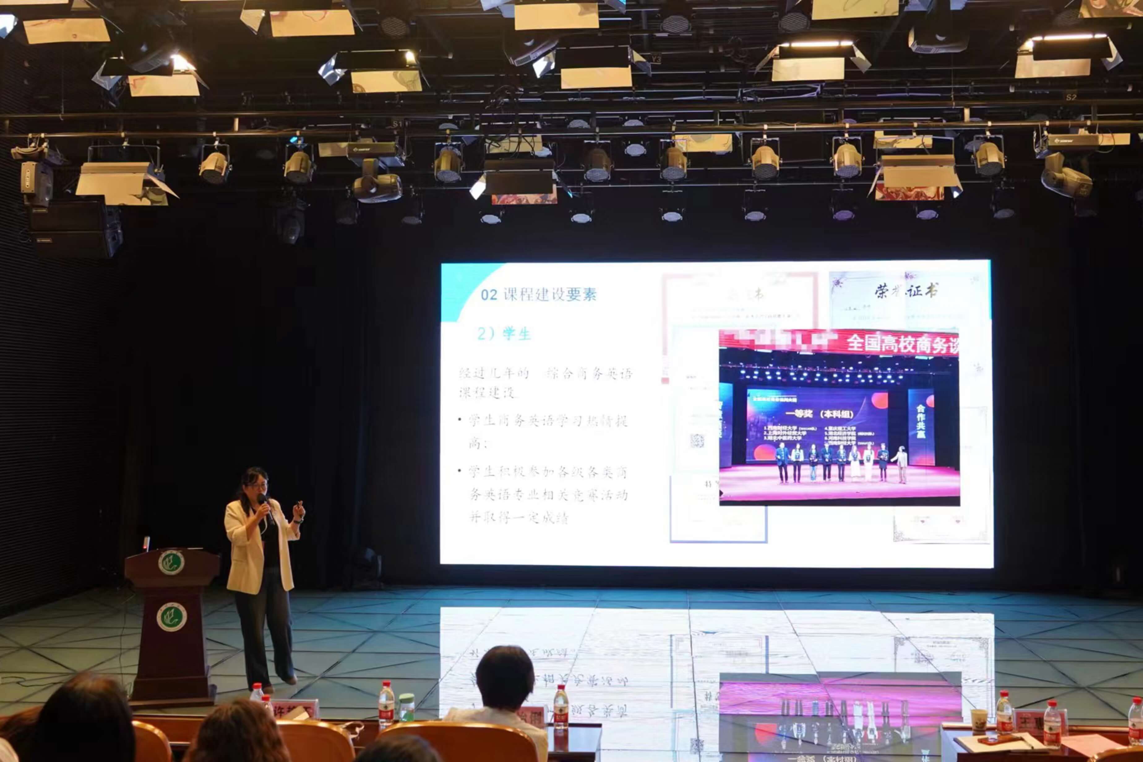 4举办研讨会(摄影杨乐)