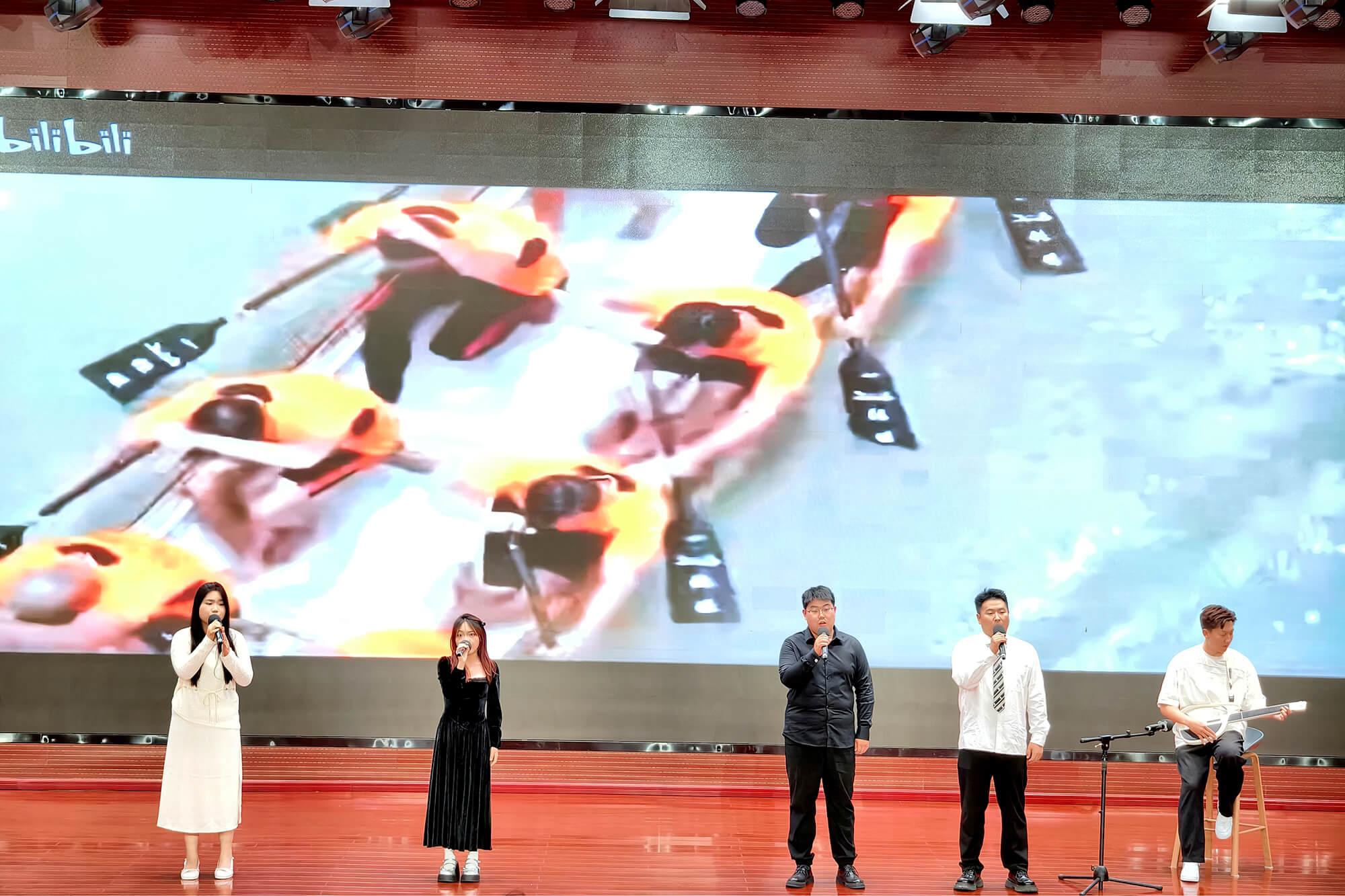 师生演唱歌曲《如愿》(摄影常钰河)