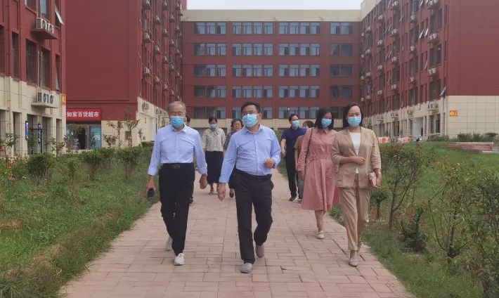 郑州市教育局副局长葛飞一行到郑州黄河护理职业学院新密校区调研指导疫情防控工作